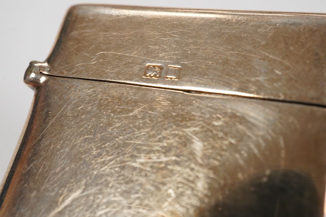 An Elizabeth II engine turned silver and yellow metal square compact, by Mappin & Webb, Birmingham, 1953, 69mm, together with a George V silver concave card case, Birmingham, 1911.